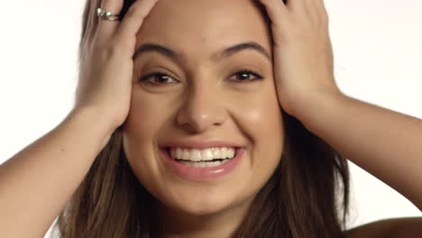 mujer joven sorprendida y feliz