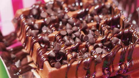 waffle con trozos de chocolate