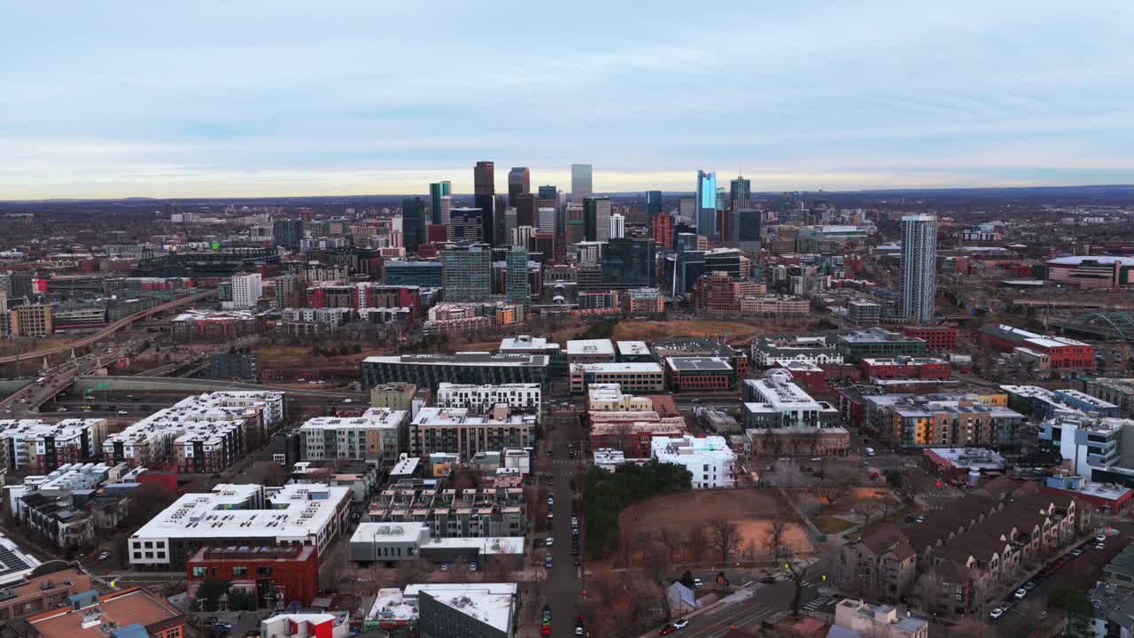 Downtown Denver, skyline di Lodo, paesaggio urbano, grattacieli, edifici, inverno, Colorado, drone aereo, Highlands Park, cielo grigio, tramonto, Interstate I-25, traffico, auto, autostrada, Front Range, Montagne Rocciose, carrellata in avanti