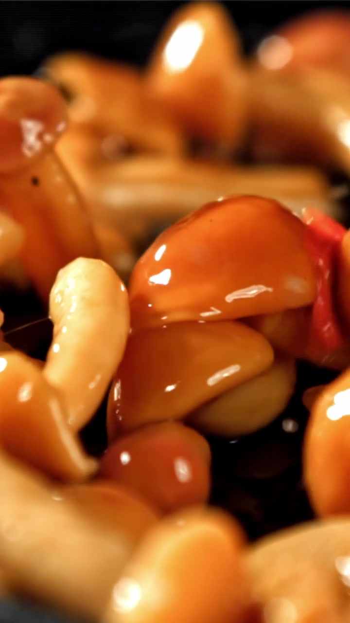 Primo piano al rallentatore di funghi freschi che schizzano nell'acqua
