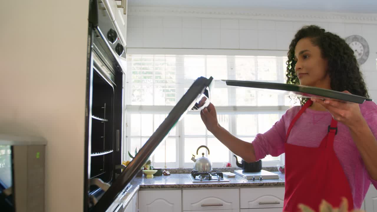 mujer haciendo galletas de navidad en casa