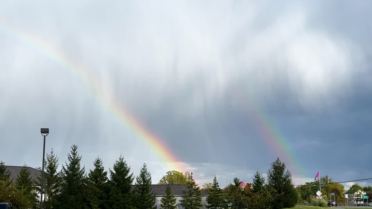 arco iris doble en el cielo mientras todavía estaba lloviendo