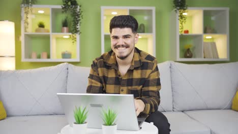 hombre feliz trabajando en casa.