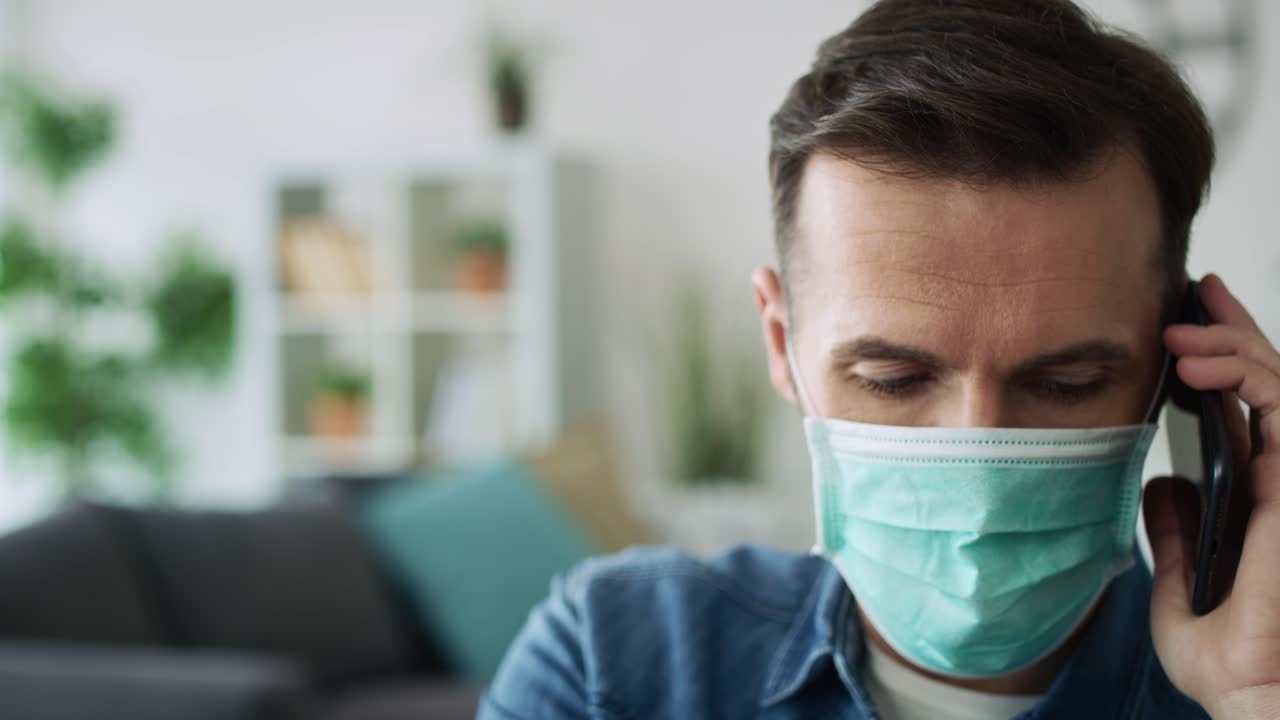 vídeo en primer plano de un hombre hablando por teléfono