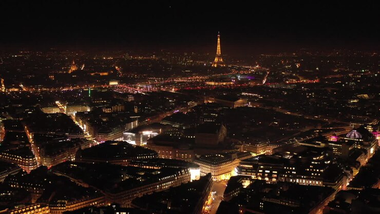 centro de la ciudad de parís por la noche vista aérea luces en las calles francia torre eiffel