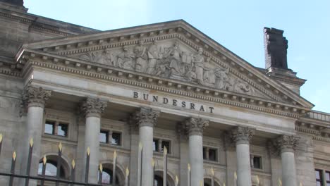 Mittlerer-Schuss-Des-Bundesrates-Von-Deutschland,-Bundesrat-In-Berlin,-Deutschland-2