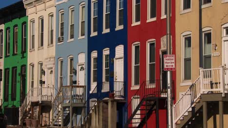 Coloridas-Casas-En-Hilera-Se-Alinean-En-Las-Calles-De-Baltimore,-Maryland-1