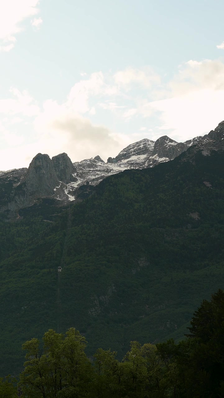 Timelapse vertical. Atardecer sobre las montañas Kanin con picos nevados en Bovec