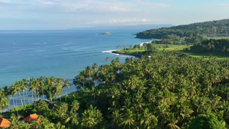 Hermosa-Hora-Dorada-En-La-Playa-De-Jasri-En-La-Costa-Selvática-De-La-Isla-De-Bali,-Aérea