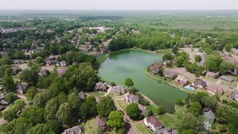 Un-Lago-Sereno-Rodeado-De-Exuberante-Vegetación-Y-Casas-De-Lujo-En-Collierville,-Suburbio-De-Memphis,-Tennessee,-Vista-Aérea