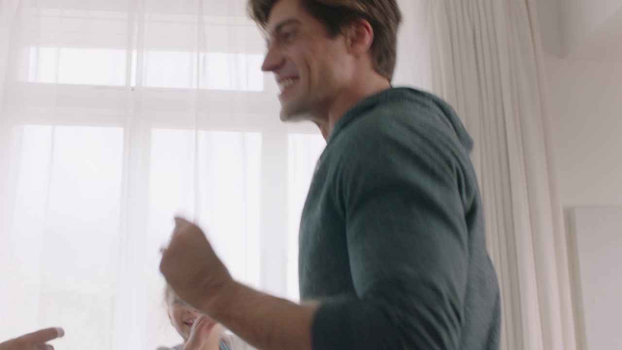 집에서 가족이 춤을 추고 즐거운 춤을 추고 함께 축하하는 작은 아이들이 엄마와 아빠와 함께 축하하고 흥미진진한 주말 4k 영상을 즐기고