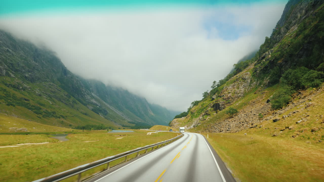 recorre la carretera escénica entre las montañas de noruega vista en primera persona