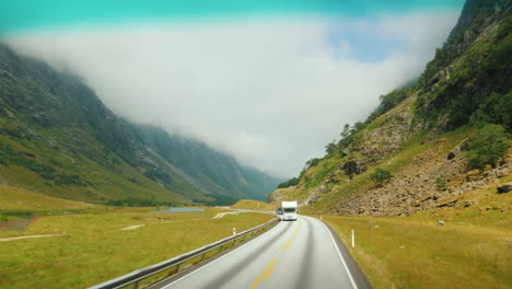 Fahren-Sie-Entlang-Der-Malerischen-Straße-Zwischen-Den-Bergen-Norwegens-Aus-Der-Ego-Perspektive