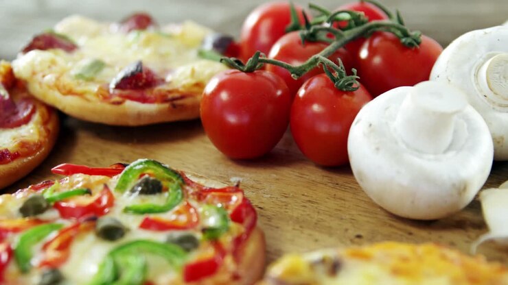 Pizza italiana su tavolo di legno con verdure e spezie