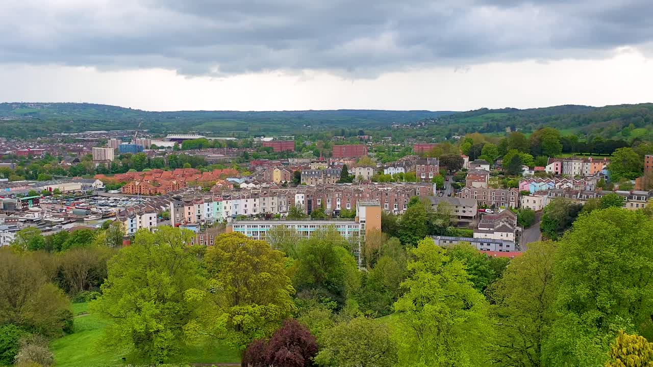 vista aérea del paisaje urbano de coloridas casas adosadas y techos rojos en la ciudad de bristol desde la torre cabot en brandon hill, inglaterra, reino unido