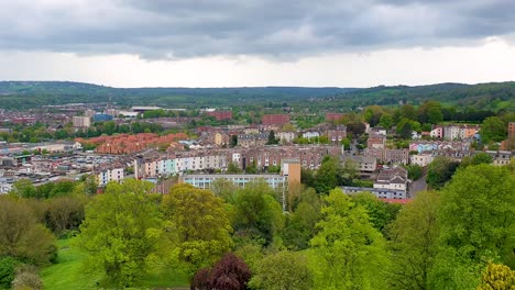 Luftaufnahme-Der-Stadtlandschaft-Mit-Bunten-Reihenhäusern-Und-Roten-Dächern-In-Der-Stadt-Bristol-Vom-Cabot-Tower-Auf-Brandon-Hill-In-England,-Großbritannien