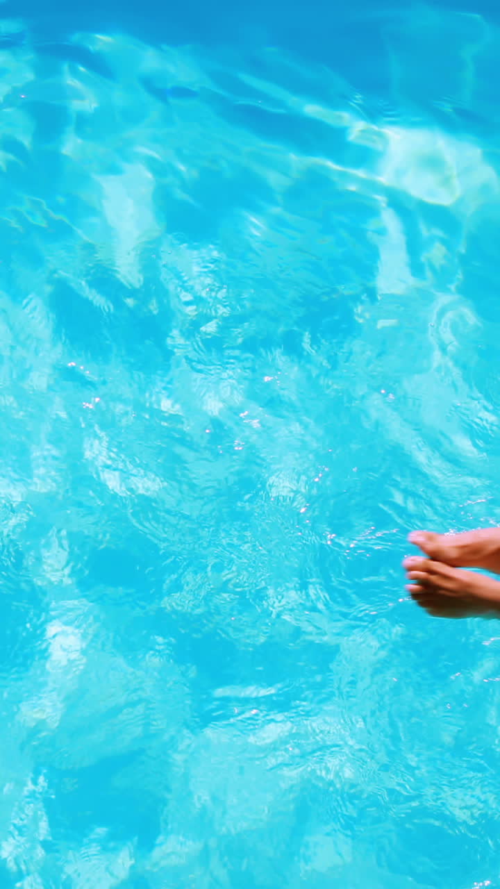 Uomo in forma che si rilassa su un materassino gonfiabile in piscina