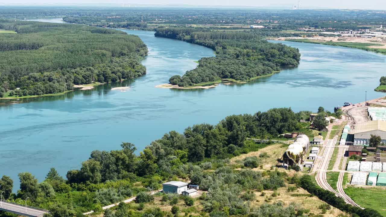 Vista aerea del fiume Sava, paesaggio e isola fluviale vicino alla città di Šabac. Serbia