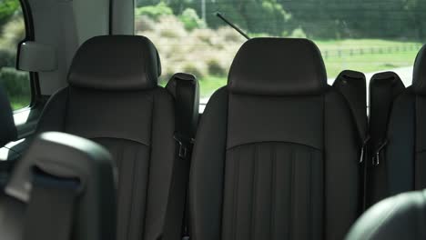 interior de asientos de cuero negro minivan de lujo