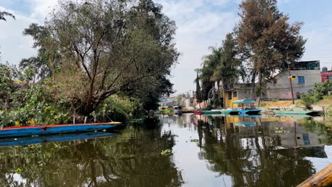 在 xochimilco 的廢棄房屋和島<unk>的拍攝