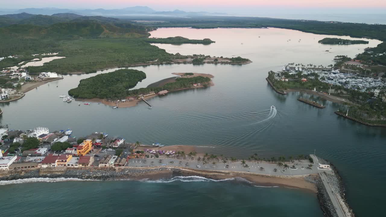 aerial barra de navidad méxico jalisco lago lago destino turístico barco de vela navegando por el agua imágenes aéreas