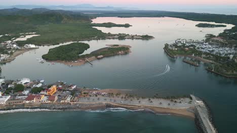 Luftaufnahmen-Von-Barra-De-Navidad,-Mexiko,-Jalisco-See,-Lagune,-Touristenziel,-Boot,-Segeln,-Kreuzfahrt-Auf-Dem-Wasser,-Luftaufnahmen