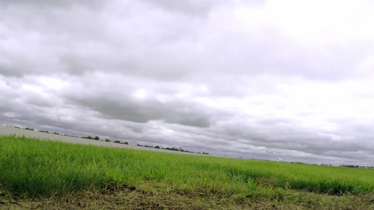 슬로우 모션으로 활주로에 착륙하는 비행기