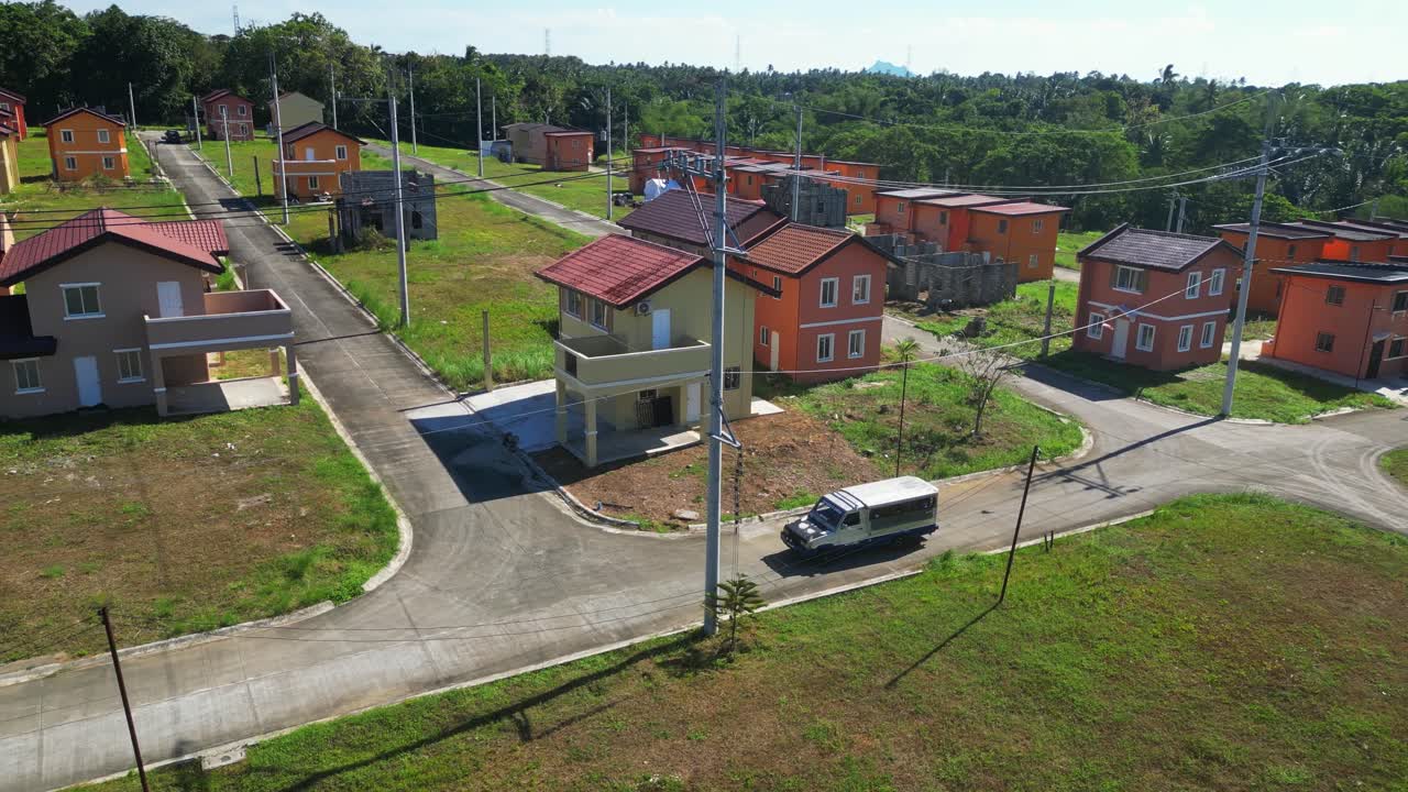 Panorámica lenta hacia adelante a lo largo de la carretera de entrada principal en Camella Homes Alfonso Cavite, Filipinas