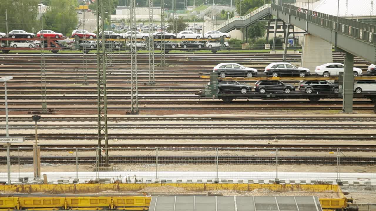 낮에는 여러 트랙과 보행자 다리를 가진 철도 교차로