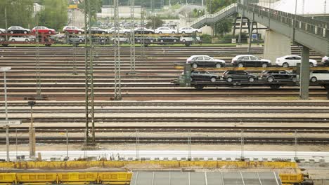 Eisenbahnknotenpunkt-Mit-Mehreren-Gleisen-Und-Einer-Fußgängerbrücke-Bei-Tag