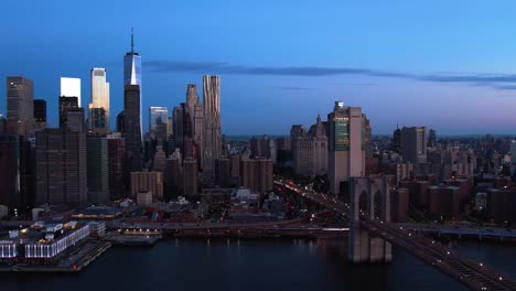 Puente-De-Brooklyn-Y-El-Horizonte-De-Manhattan,-Mañana-Colorida-En-Ny---Vista-Aérea