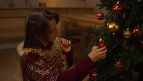 joven decorando el árbol de navidad