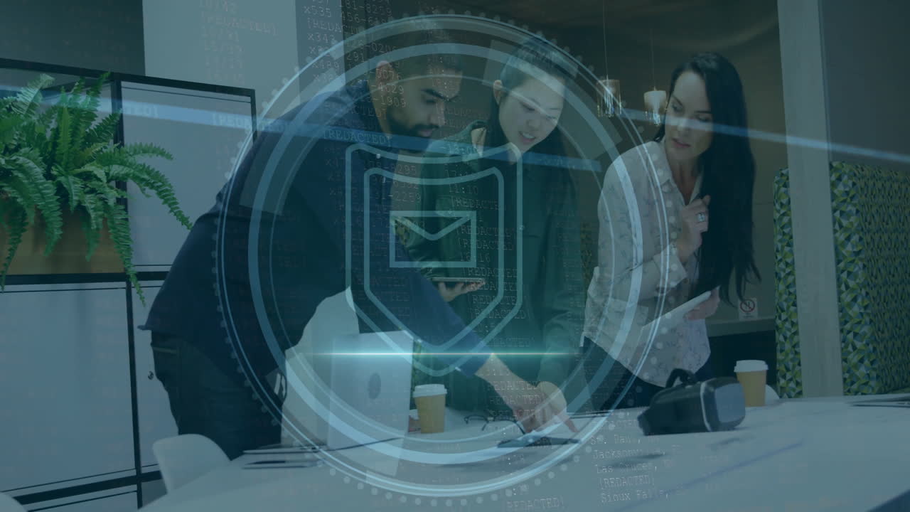 animación del icono del mensaje y el texto de seguridad cibernética en círculo, diversos colegas discutiendo en la oficina