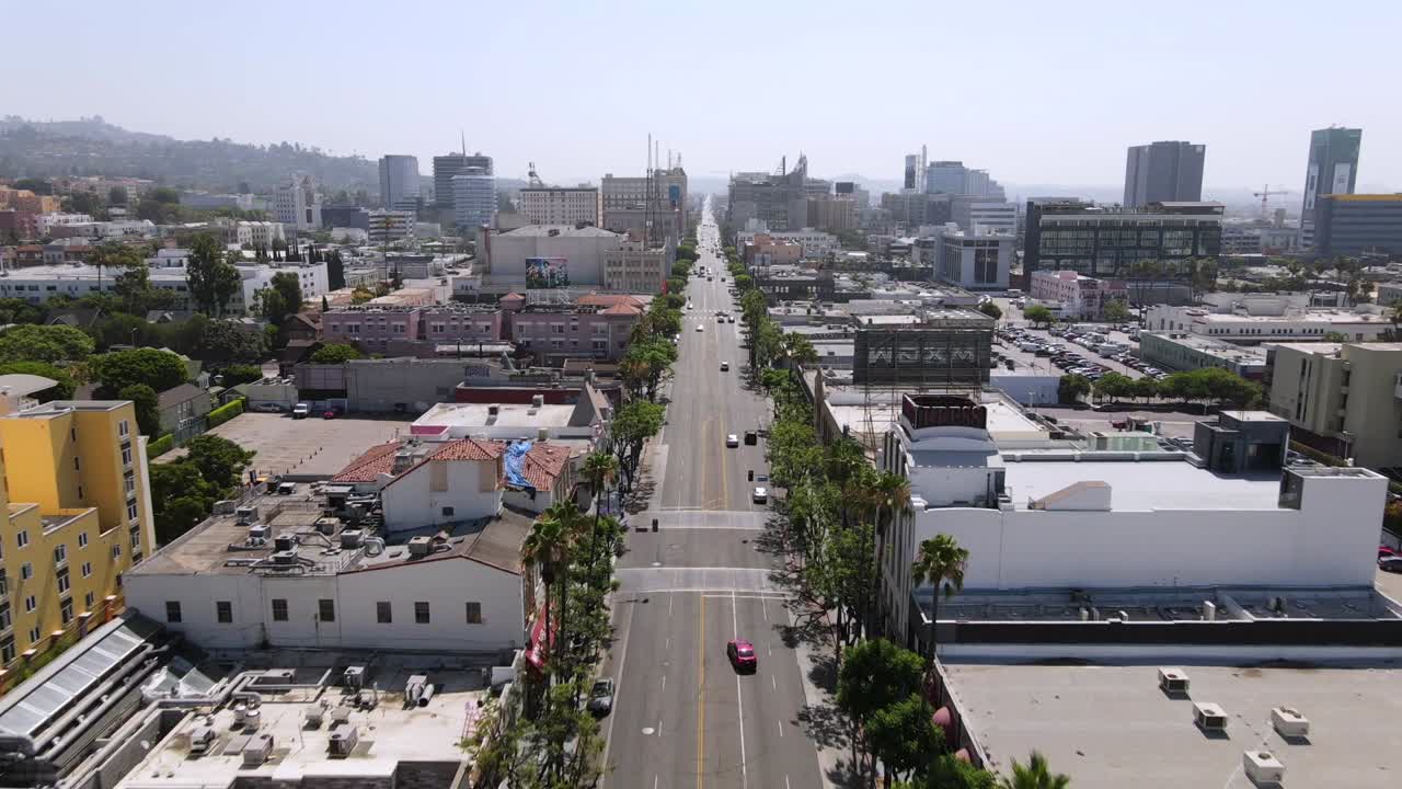 Un'eccellente ripresa aerea di auto che percorrono Sunset Boulevard a Los Angeles, California