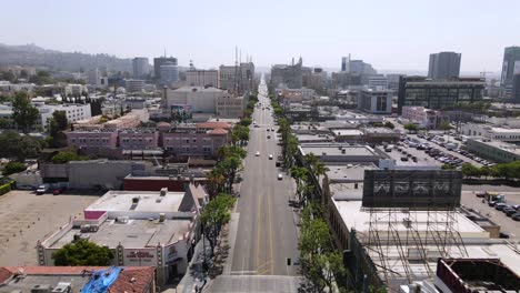 Eine-Ausgezeichnete-Luftaufnahme-Von-Autos,-Die-Den-Sonnenuntergangsboulevard-In-Los-Angeles-Kalifornien-Hinunterfahren