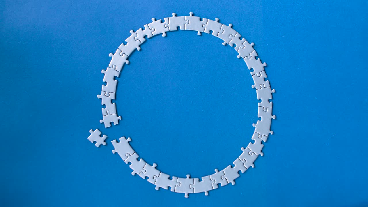 rompecabezas grises aislados sobre un fondo azul. concepto de problema social