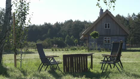 Remolcar-Un-Sillón-Vacío-Afuera-En-Una-Acogedora-Cabaña-De-Madera