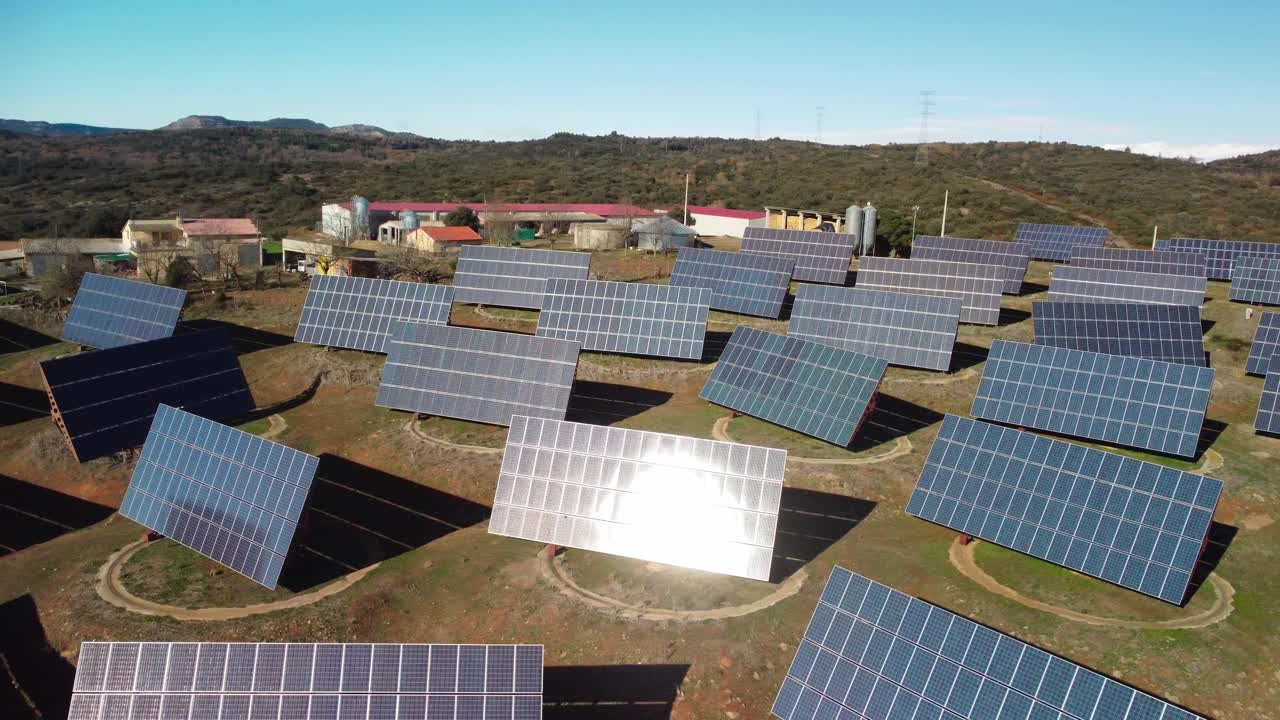 una gran granja de paneles solares en lleida, cataluña en un día soleado, vista aérea