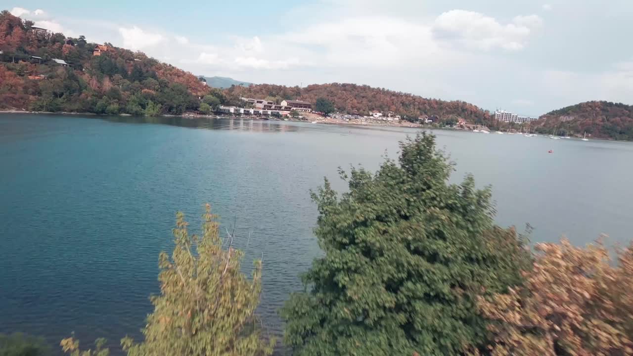 Havadan FPV yarış dronu görüntüleri