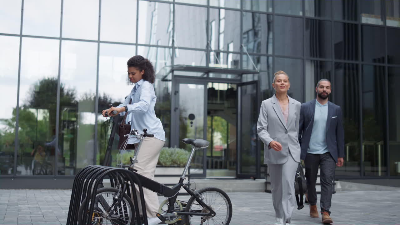 전기 스쿠터를 타고 출퇴근하는 예쁜 소녀. 대체 교통