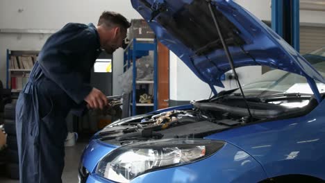 mecánico que hace una revisión general de un motor