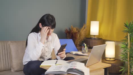 Die-Frau,-Die-Nachts-Am-Telefon-Schreibt,-Ist-Unglücklich-Und-Traurig.