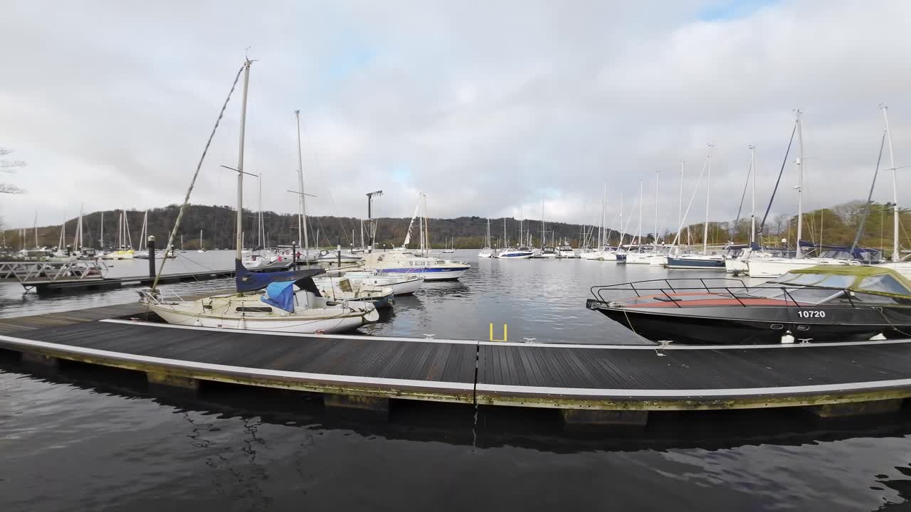 Båter, seilbåter, fortøyd i havnen i Bowness-on-Windermere