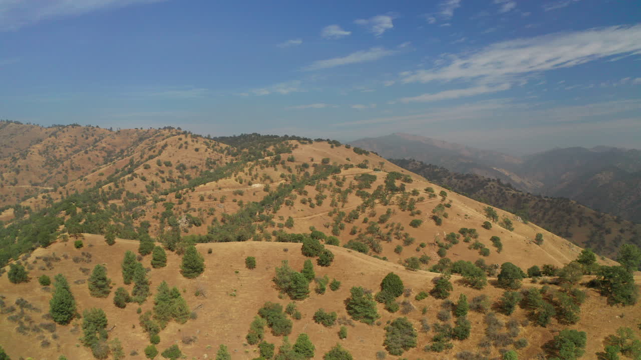 Vista panoramica delle Montagne Rosse durante un anno di siccità e un'elevata allerta incendi - vista aerea