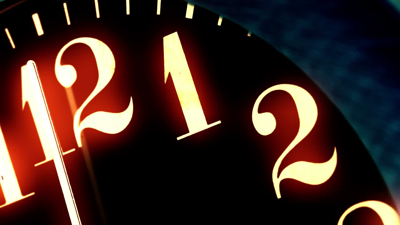 el reloj de fuego brillante en primer plano.