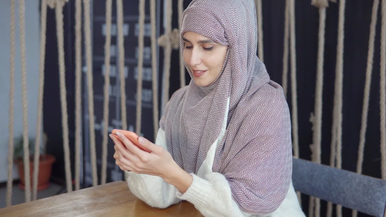 mujer usando un teléfono inteligente en un café