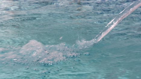 Un-Chorro-De-Agua-Se-Vierte-En-Una-Piscina-A-Medida-Que-Se-Llena