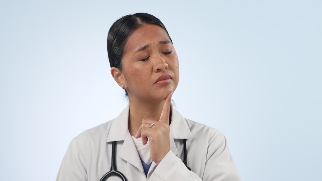 pensando, mujer o médico en el estudio con duda