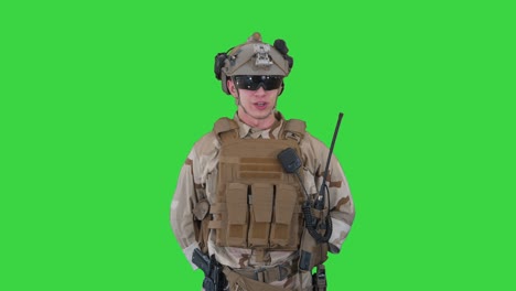 soldado militar estadounidense en uniforme informa en una pantalla verde, llave de croma