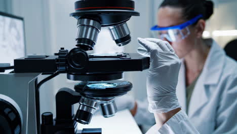 científico examinando una muestra bajo un microscopio